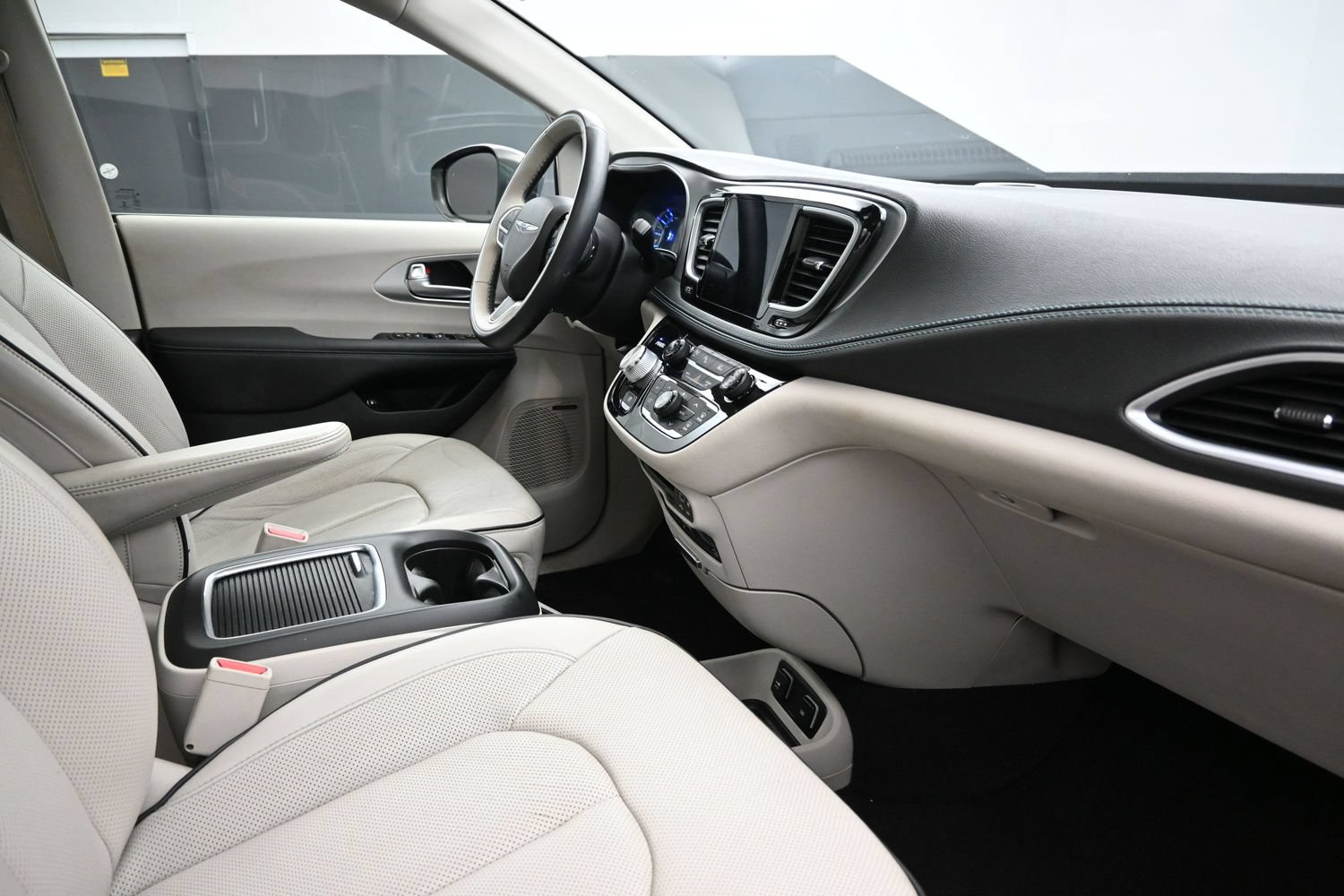 Used 2018 Chrysler Pacifica Limited w/ Advanced Safetytec Group FWD image 27