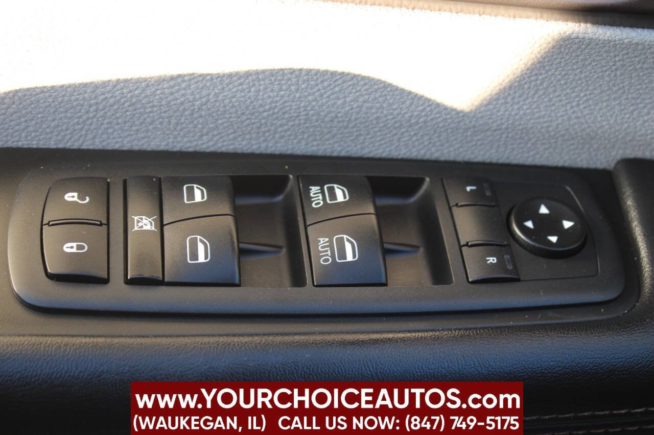 Used 2018 Chrysler Pacifica Touring-L image 27