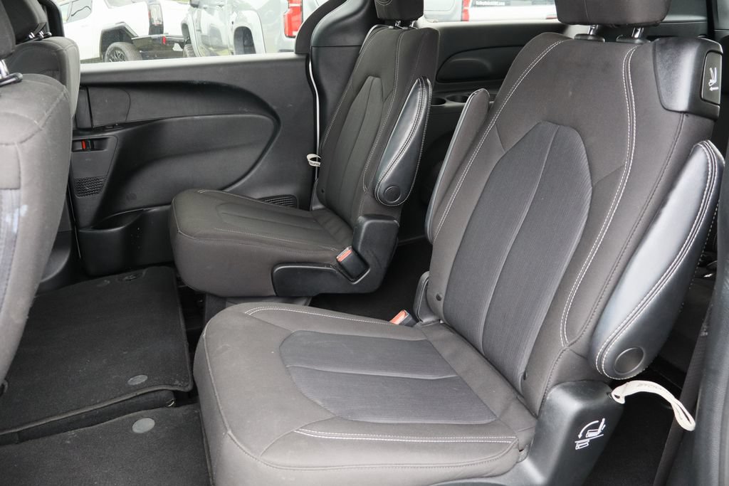 Used 2023 Chrysler Pacifica Touring FWD image 23