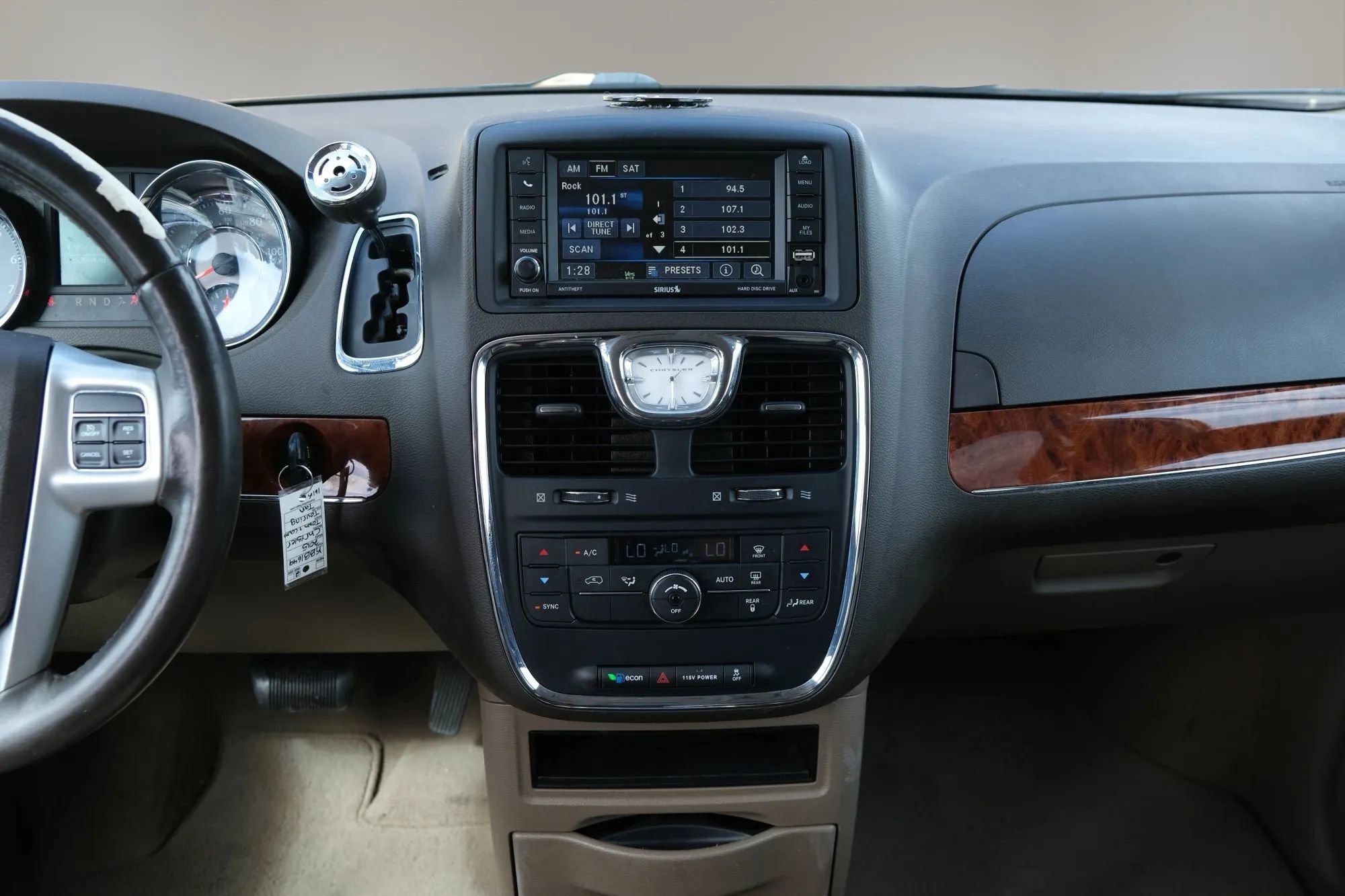 Used 2015 Chrysler Town & Country Touring image 26