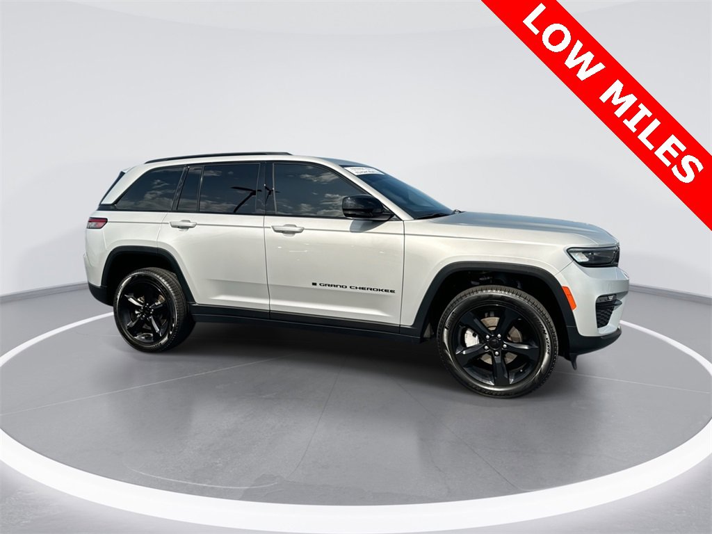 Used 2024 Jeep Grand Cherokee Limited w/ Black Appearance Package image 9