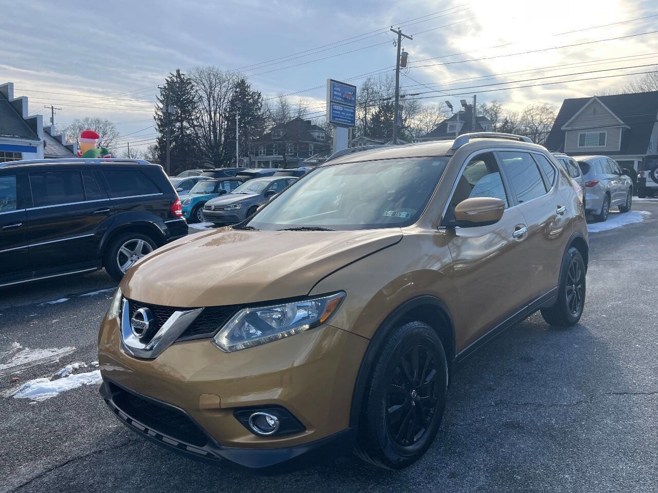 Used 2015 Nissan Rogue SV w/ SV Moonroof Package image 2