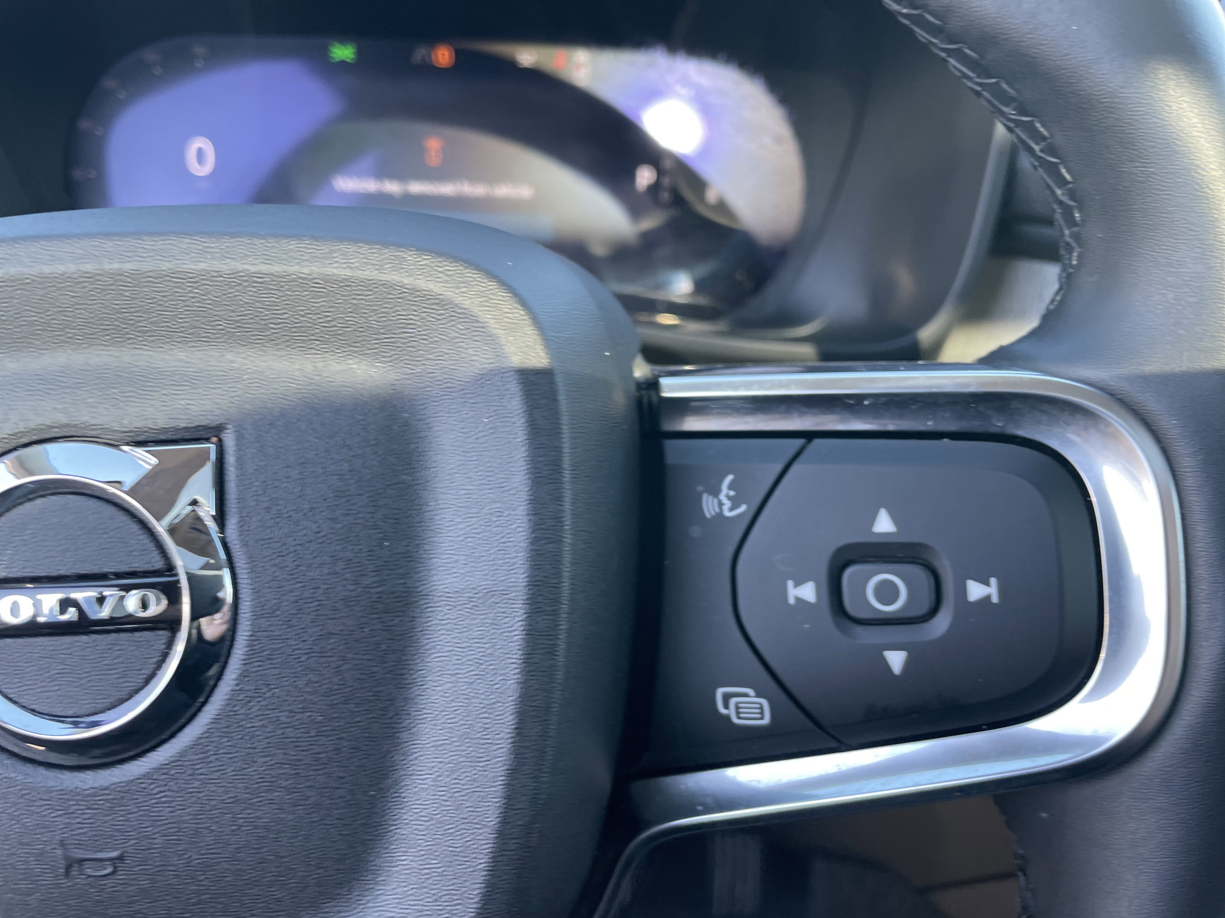 Used 2025 Volvo XC40 B5 Core image 48