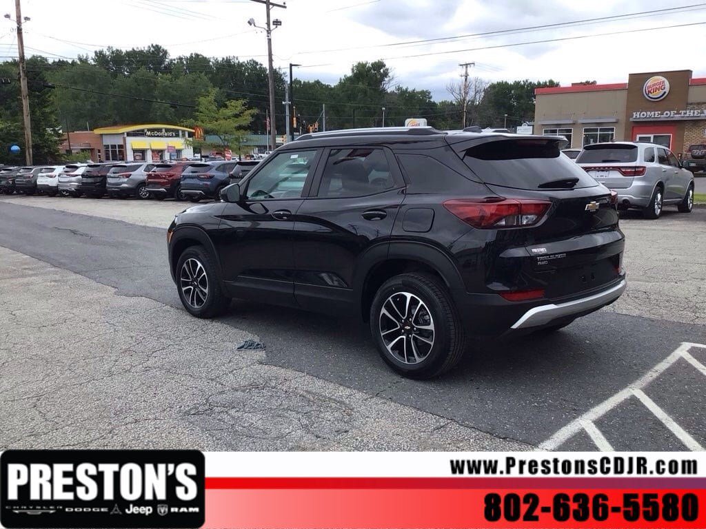 Used 2025 Chevrolet TrailBlazer LT AWD/4WD image 3