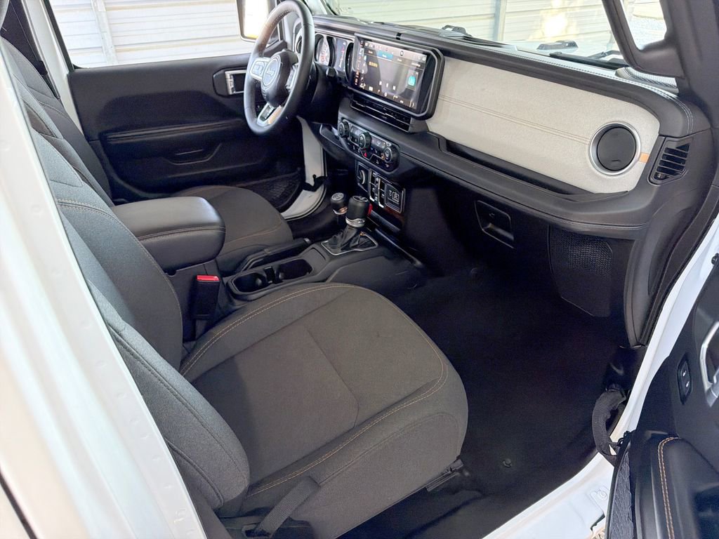 Used 2025 Jeep Wrangler Unlimited Sahara AWD/4WD image 28