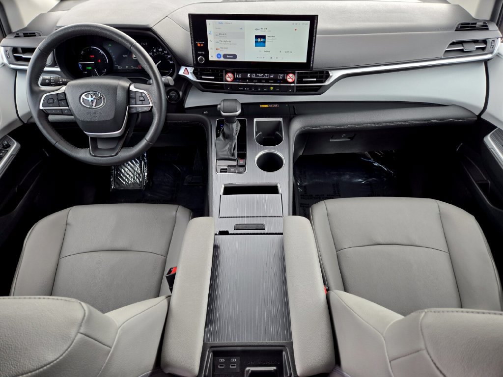 Used 2025 Toyota Sienna XLE FWD image 14