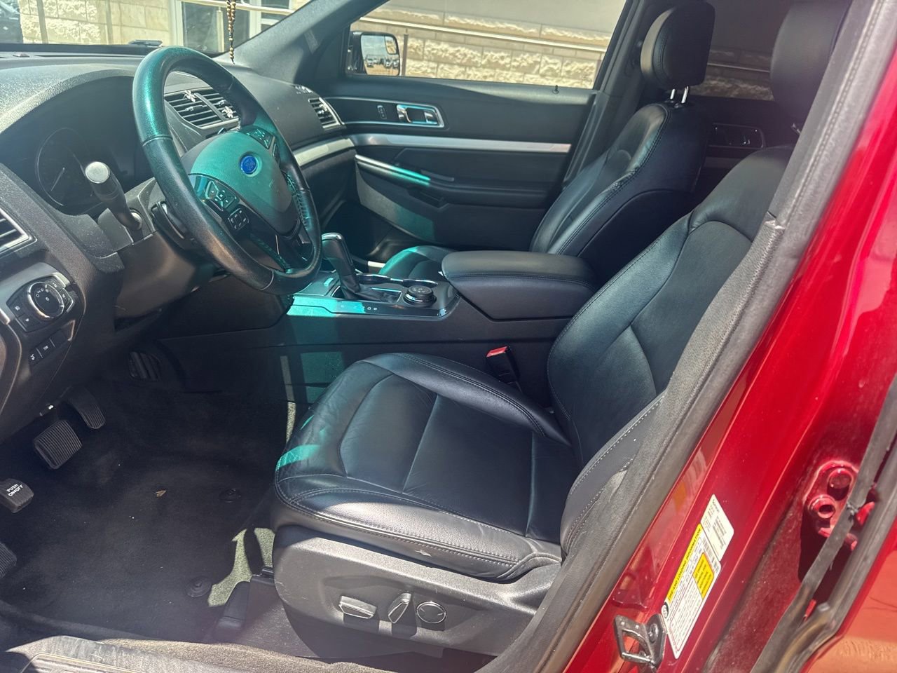 Used 2017 Ford Explorer XLT w/ Equipment Group 202A AWD/4WD image 9