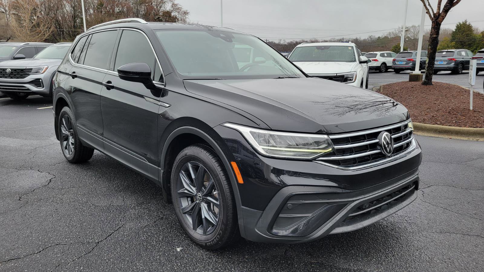 Used 2022 Volkswagen Tiguan SE w/ Panoramic Sunroof Package image 7