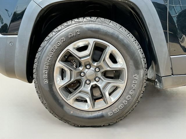 Used 2019 Jeep Cherokee Trailhawk image 32