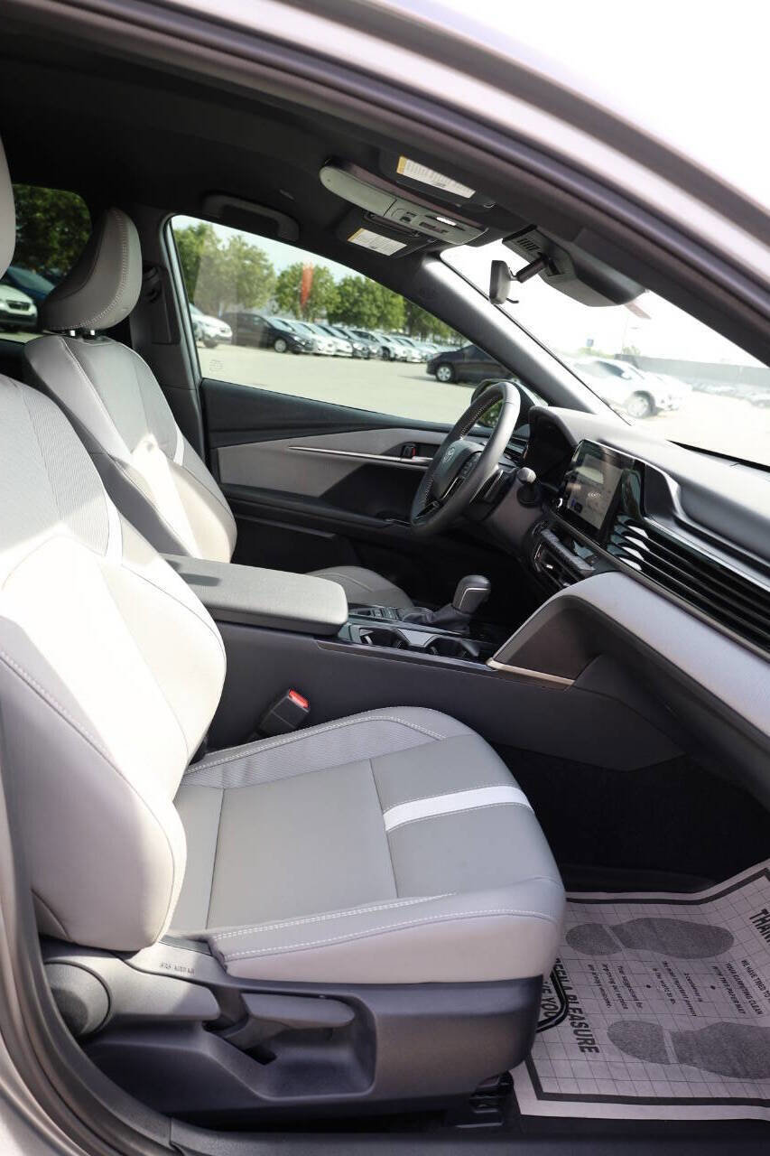 Used 2026 Toyota Camry SE FWD image 15