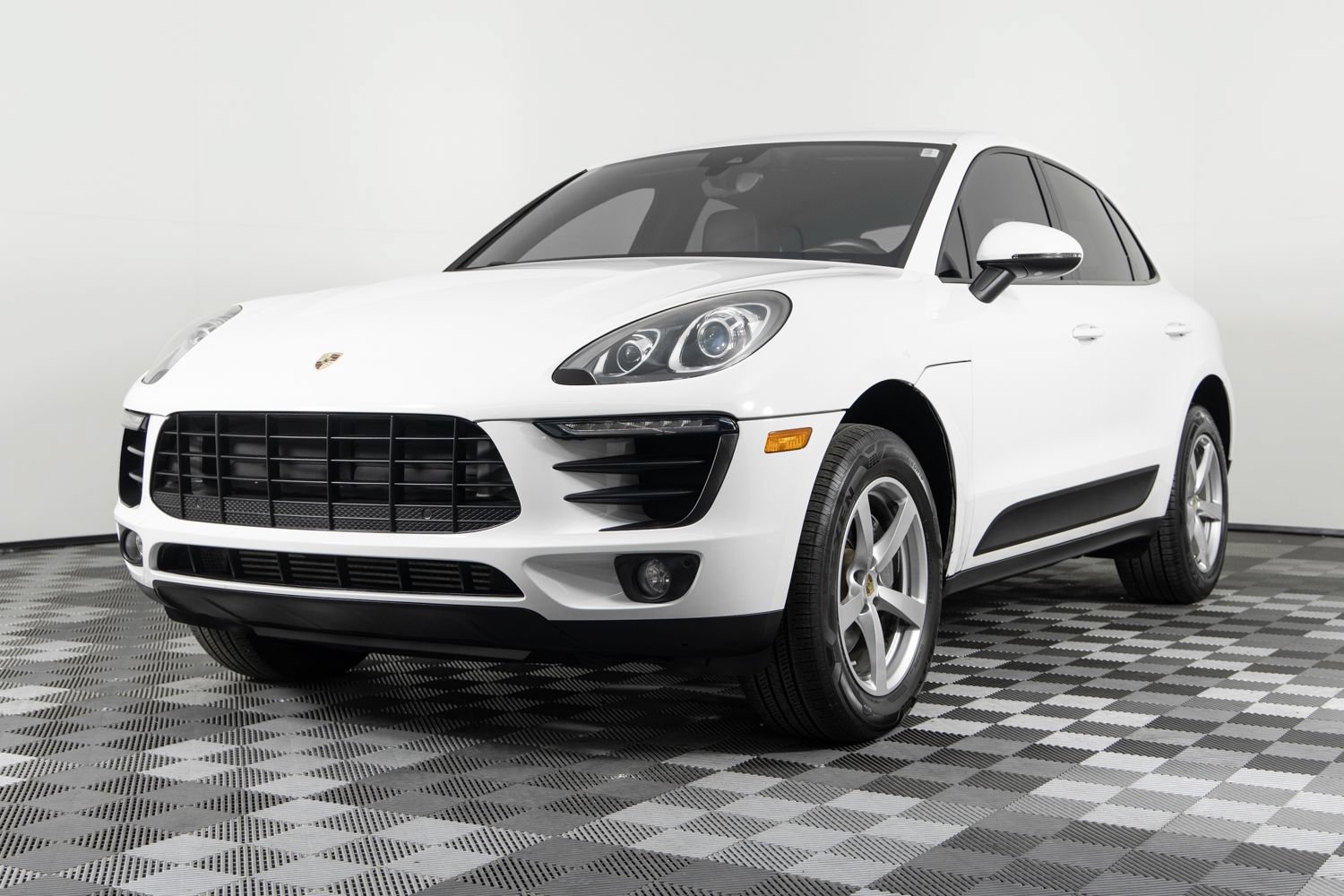 Used 2018 Porsche Macan AWD/4WD image 2