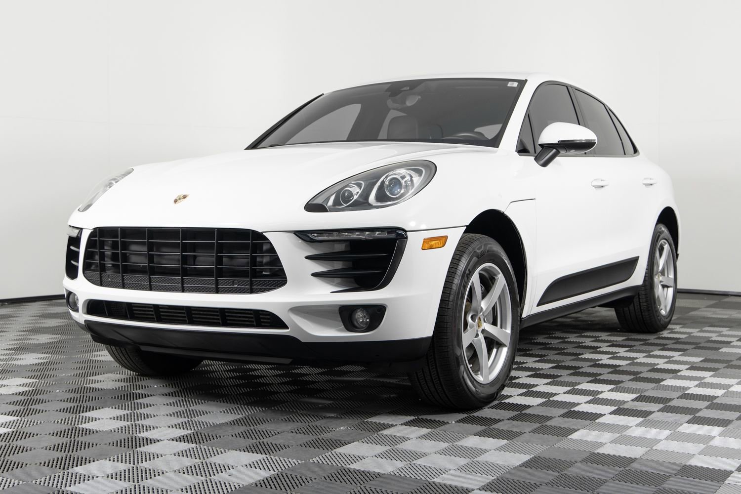 Used 2018 Porsche Macan Sport Edition image 2
