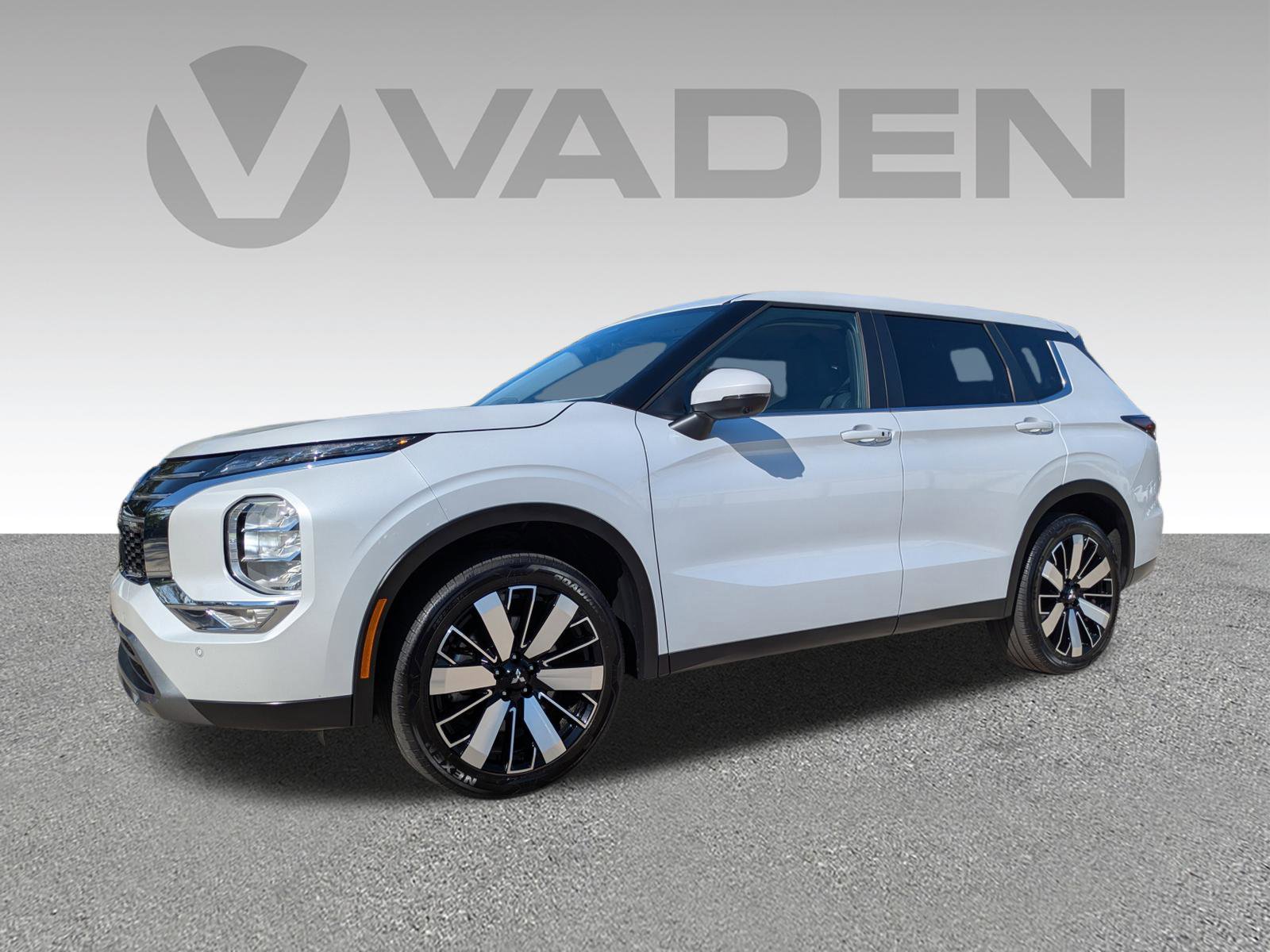 Used 2025 Mitsubishi Outlander SE image 2