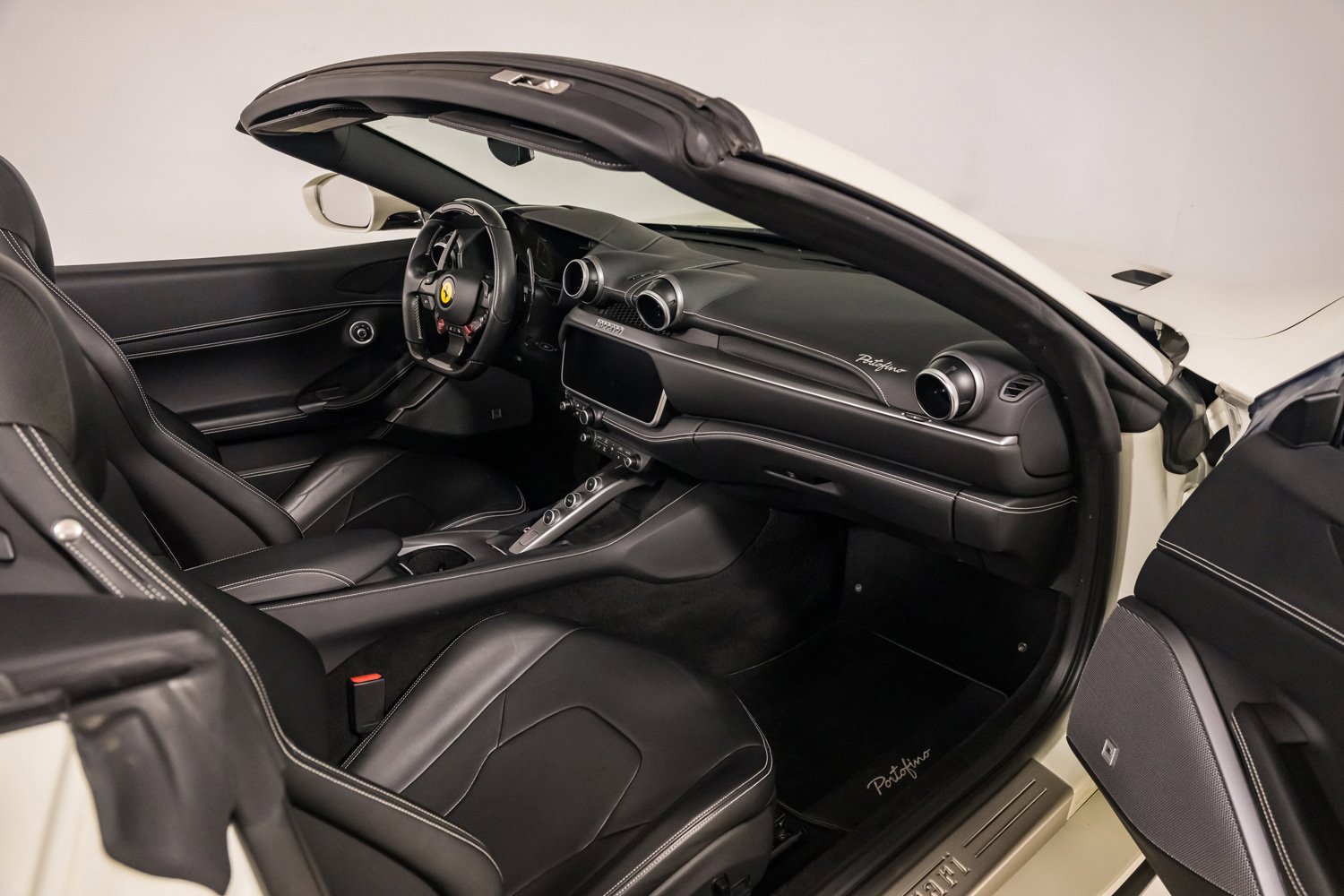 Used 2019 Ferrari Portofino RWD image 38