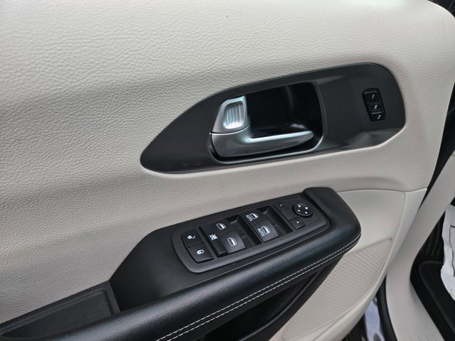 Used 2022 Chrysler Pacifica Touring-L image 41