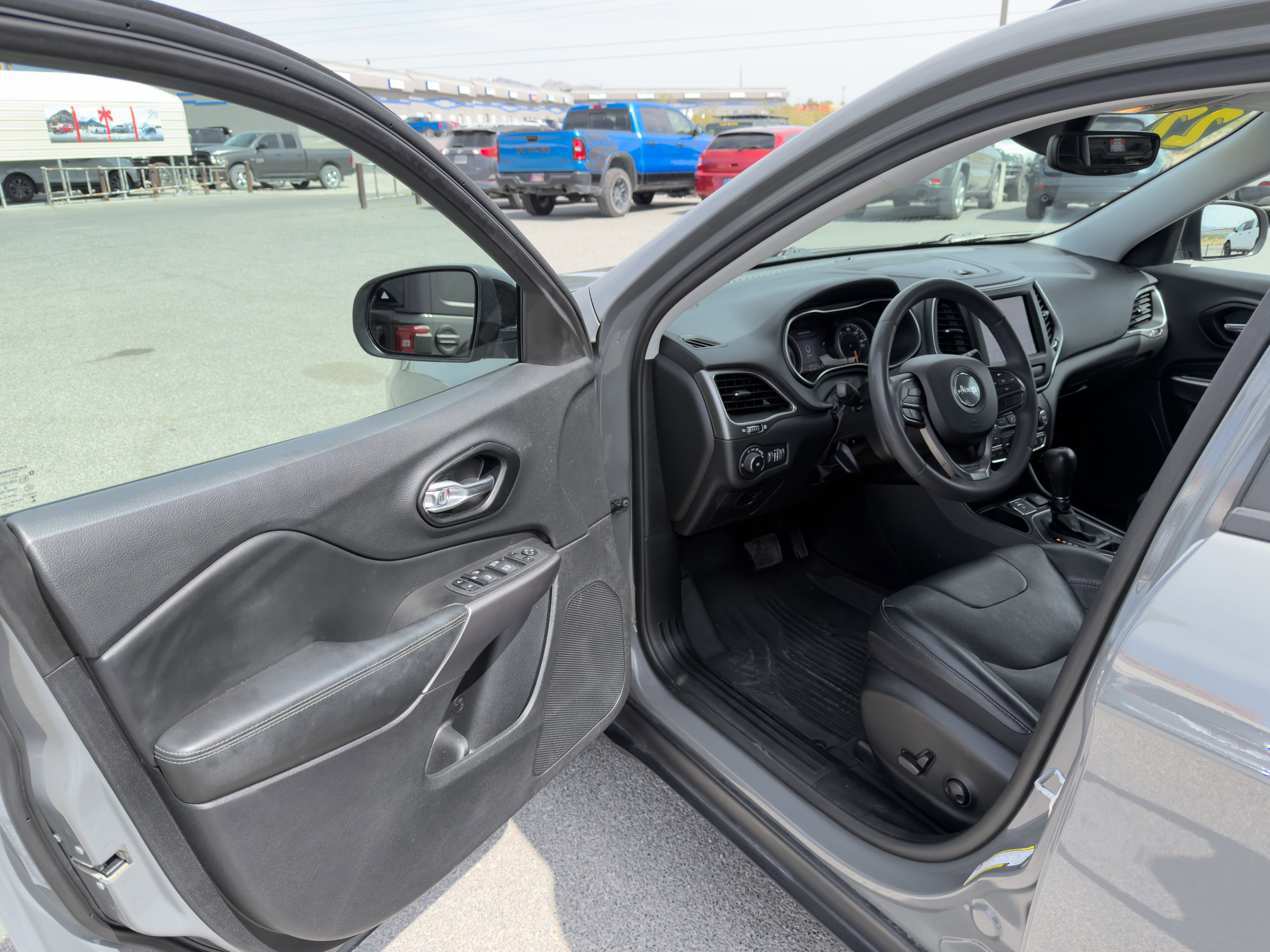 Used 2022 Jeep Cherokee Latitude Lux w/ Mopar Interior Package FWD image 10