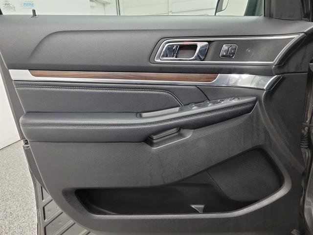 Used 2017 Ford Explorer Limited image 17