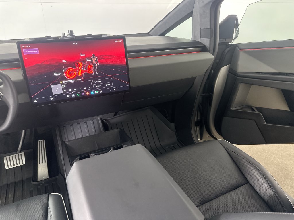 Used 2025 Tesla Cybertruck AWD Crew Cab image 21