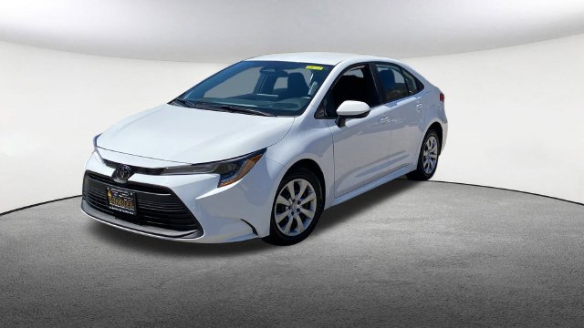 Used 2025 Toyota Corolla LE FWD image 5