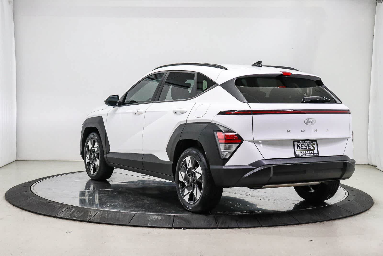Used 2024 Hyundai Kona SEL FWD image 2