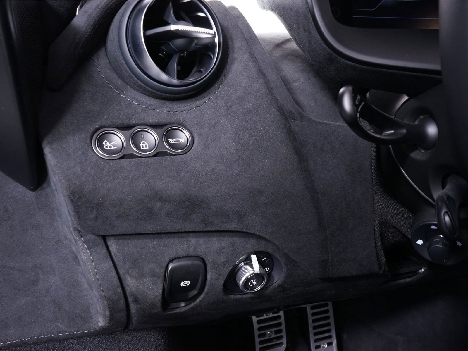 Used 2025 McLaren 750S image 30