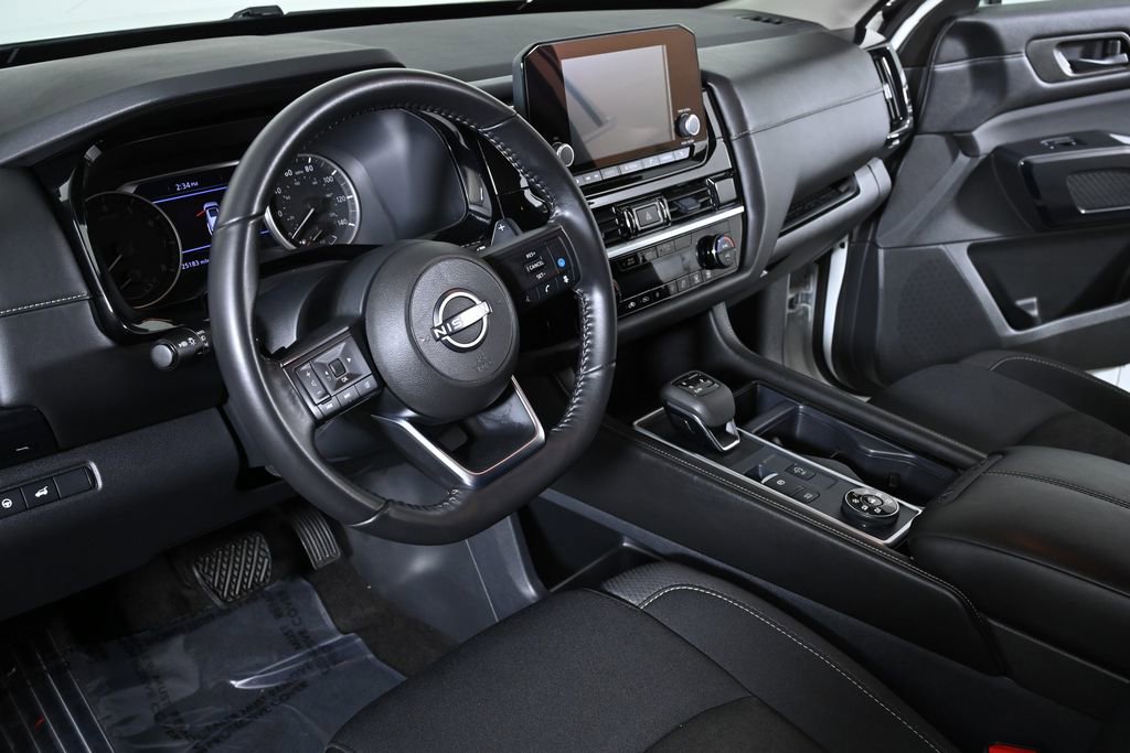 Used 2025 Nissan Pathfinder SV image 12