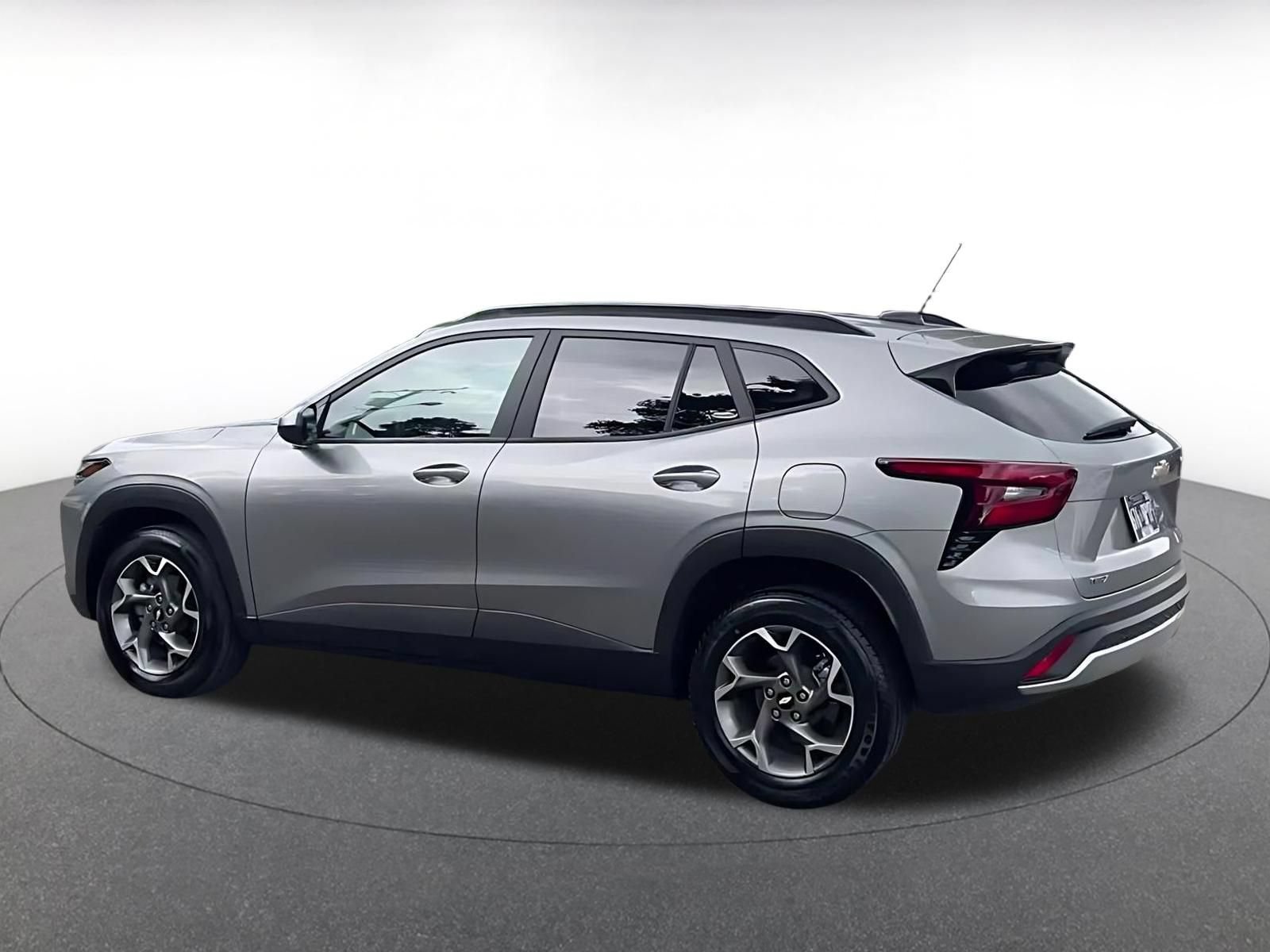 Used 2025 Chevrolet Trax LT w/ LT Convenience Package FWD image 10