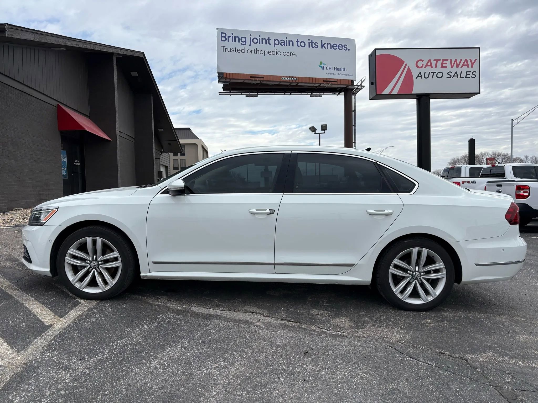 Used 2017 Volkswagen Passat 1.8T SEL Premium image 2