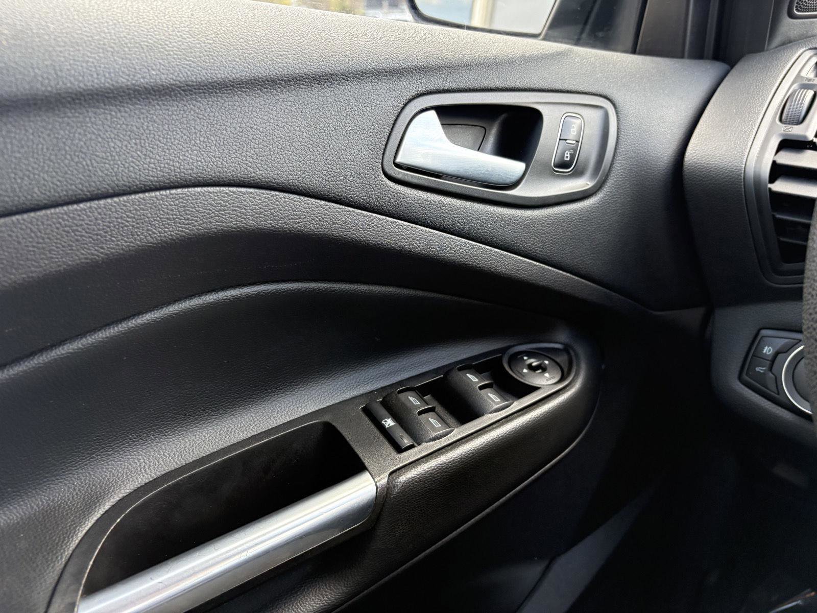 Used 2018 Ford Escape SE image 13