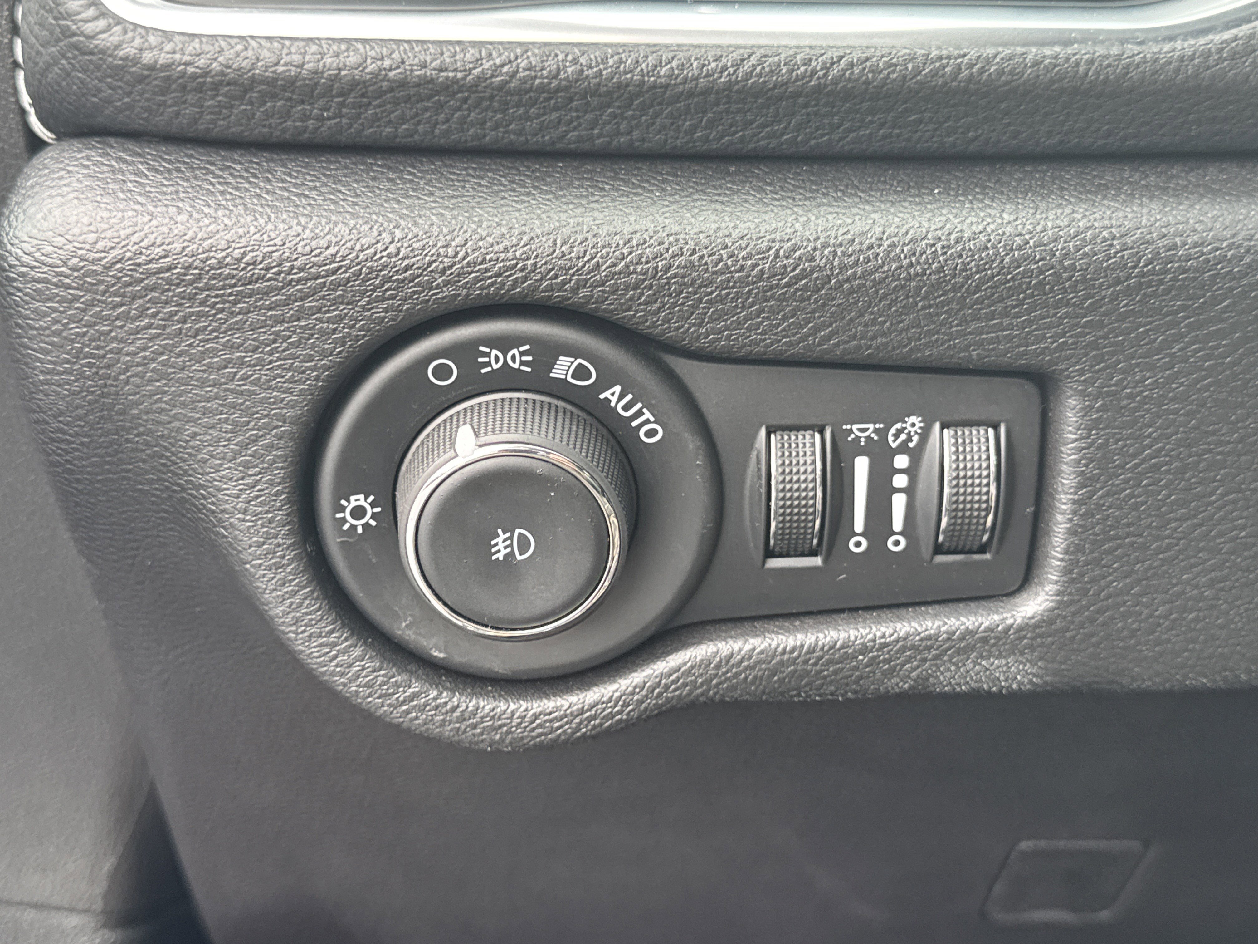 Used 2025 Chrysler Pacifica Limited image 29