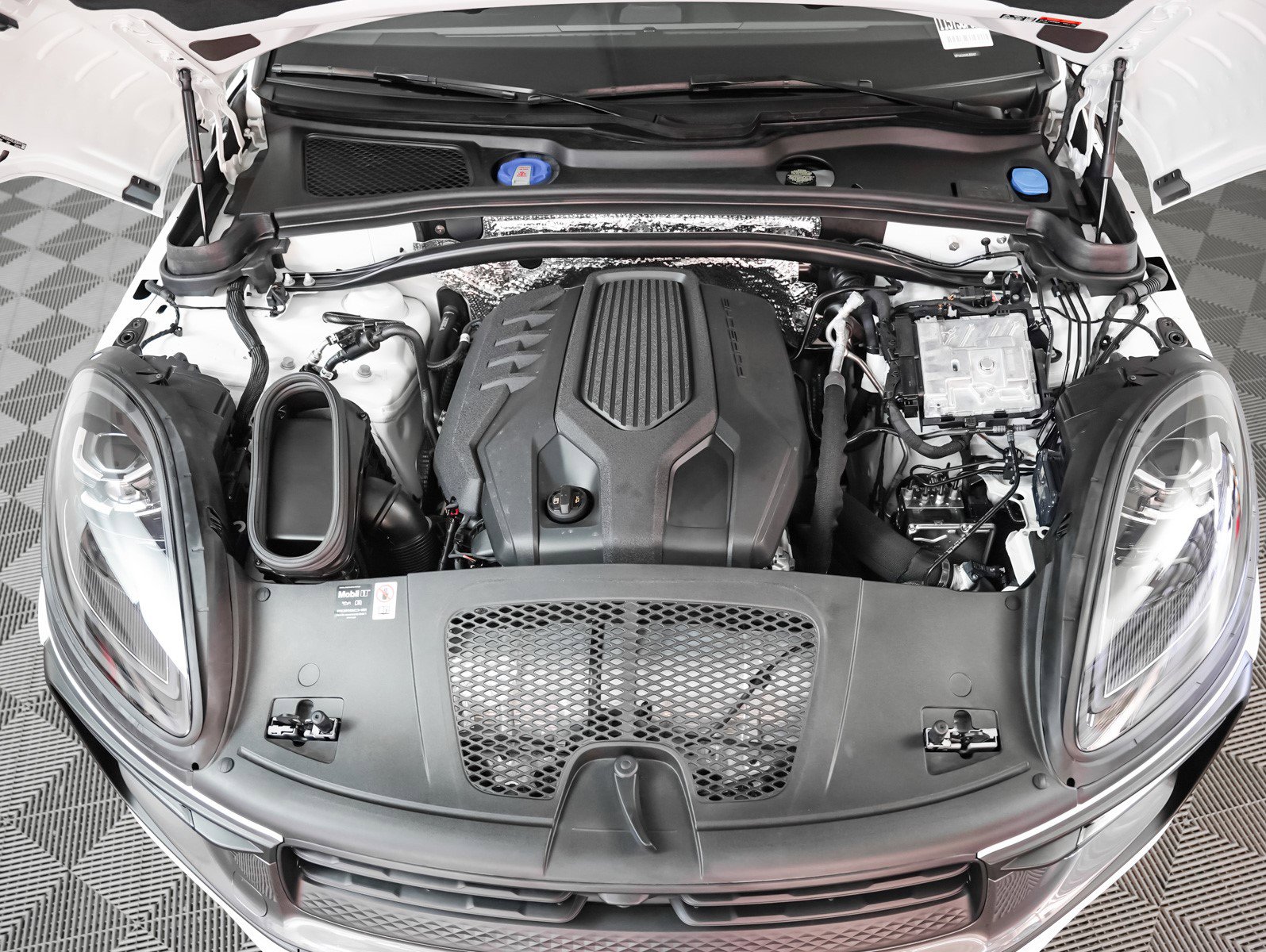 Used 2025 Porsche Macan Turbo image 13