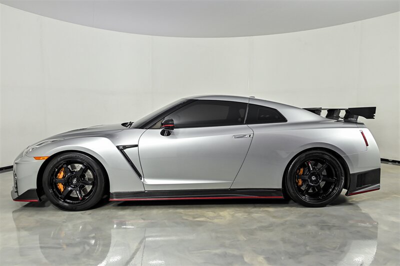 Used 2017 Nissan GT-R NISMO AWD/4WD image 15