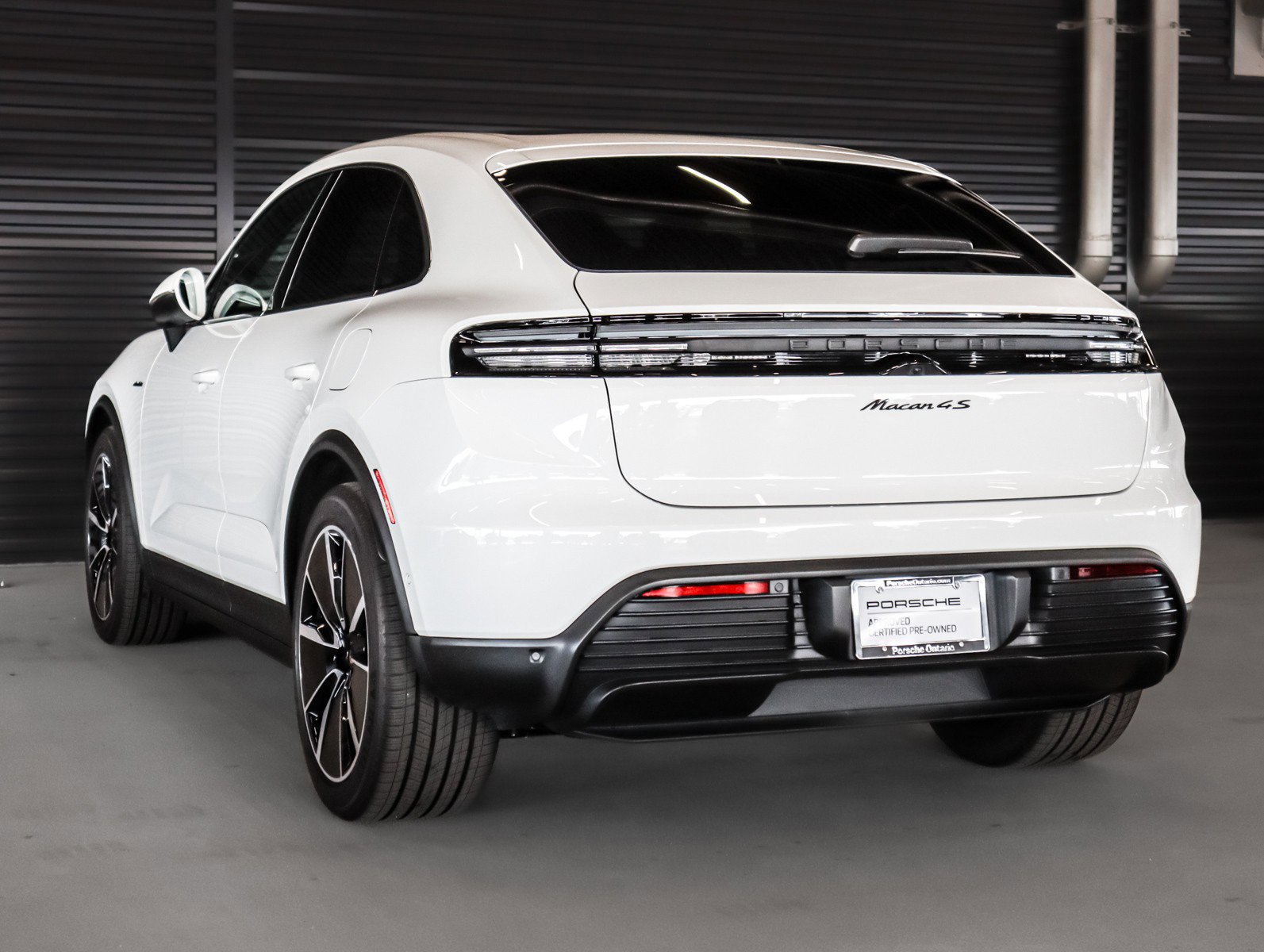 Certified 2025 Porsche Macan 4S Electric image 3