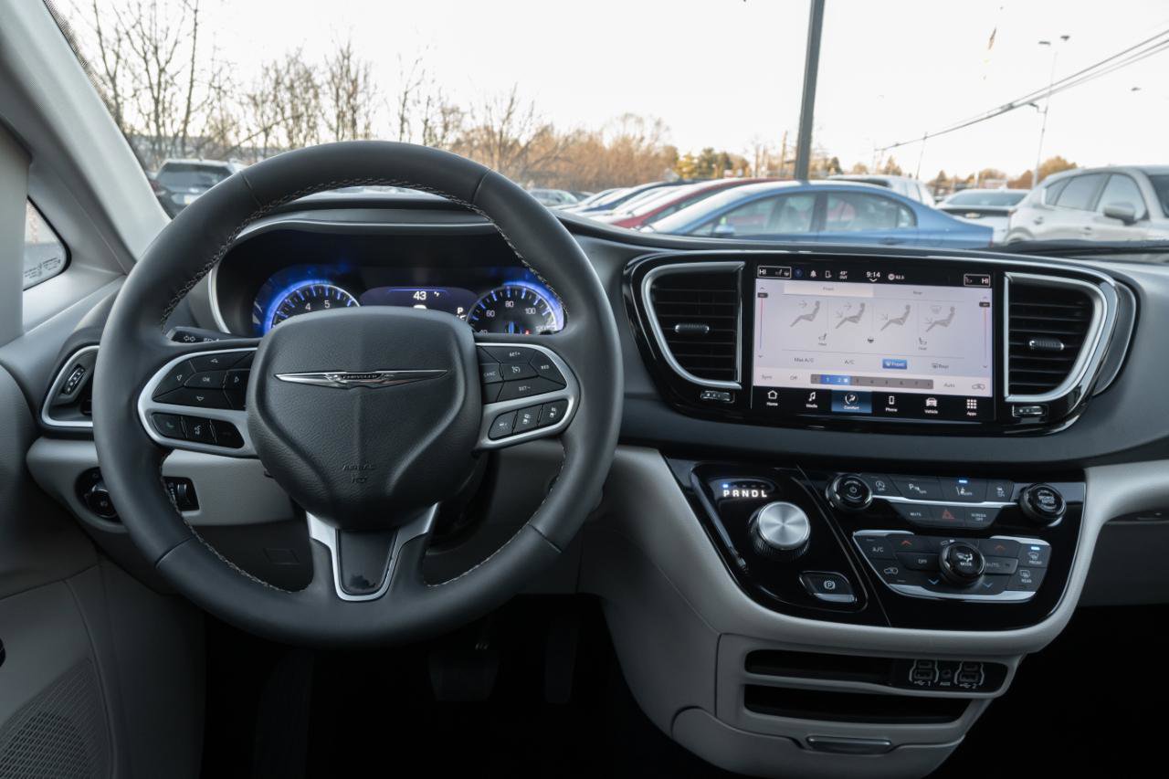 Used 2024 Chrysler Pacifica Touring-L image 27