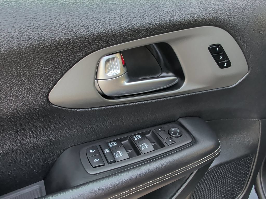 Used 2025 Chrysler Pacifica Select FWD image 15