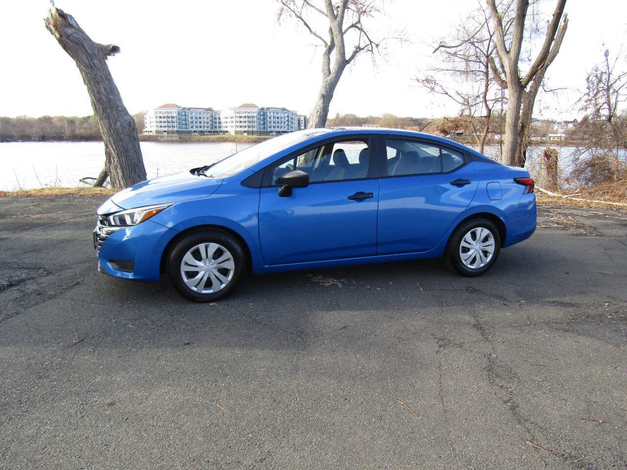 Used 2023 Nissan Versa S FWD image 3