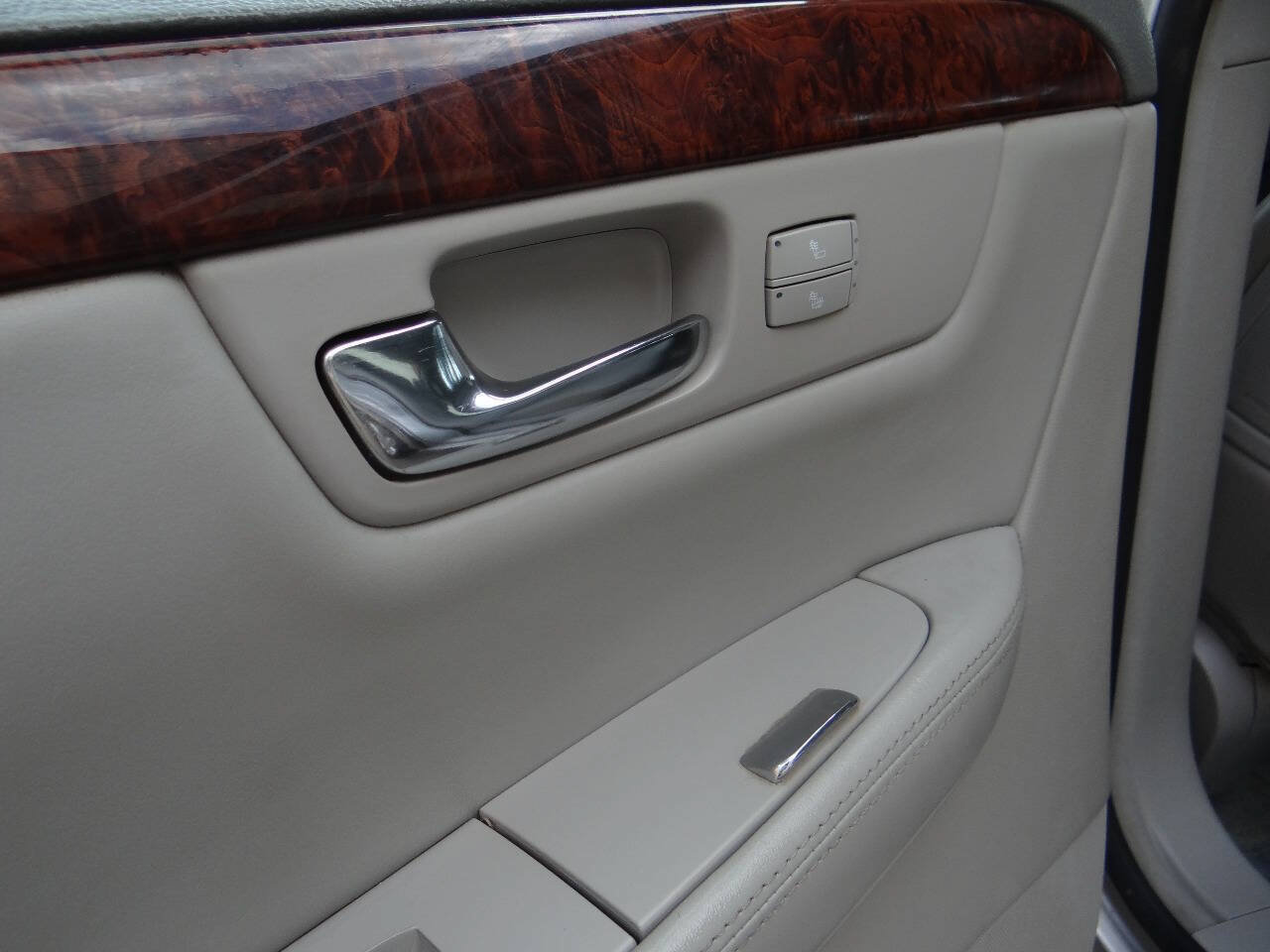 Used 2007 Cadillac DTS Luxury I w/ Sun And Sound Package FWD image 31