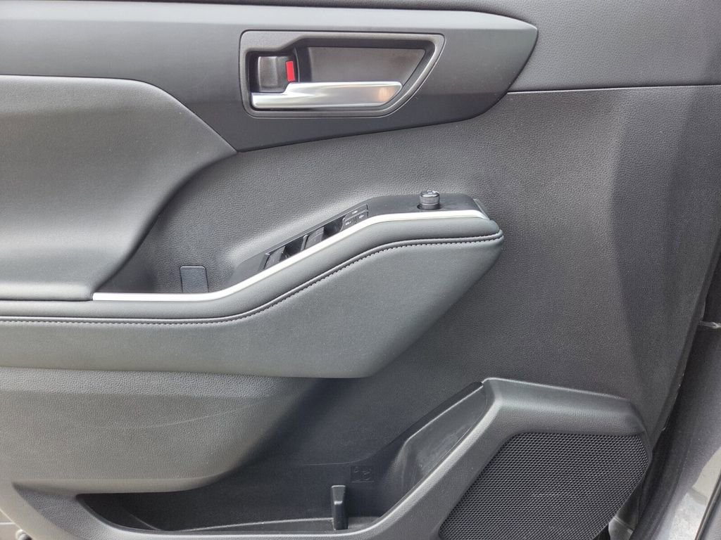 Used 2025 Toyota Highlander XLE image 25