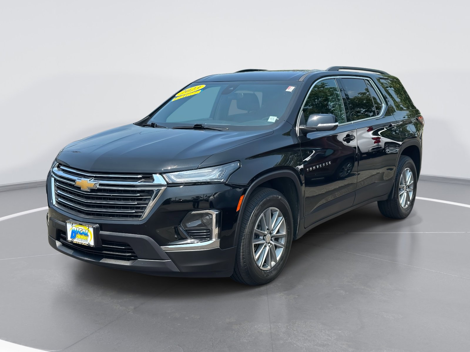 Used 2023 Chevrolet Traverse LT image 2