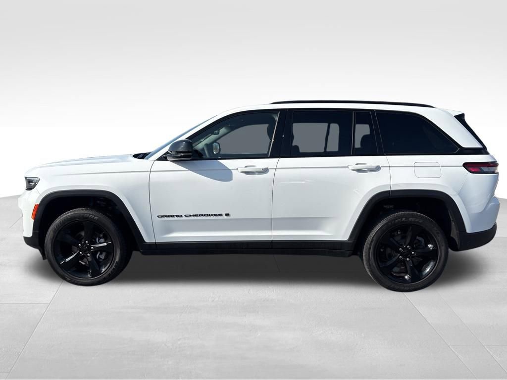 Used 2023 Jeep Grand Cherokee Altitude image 4