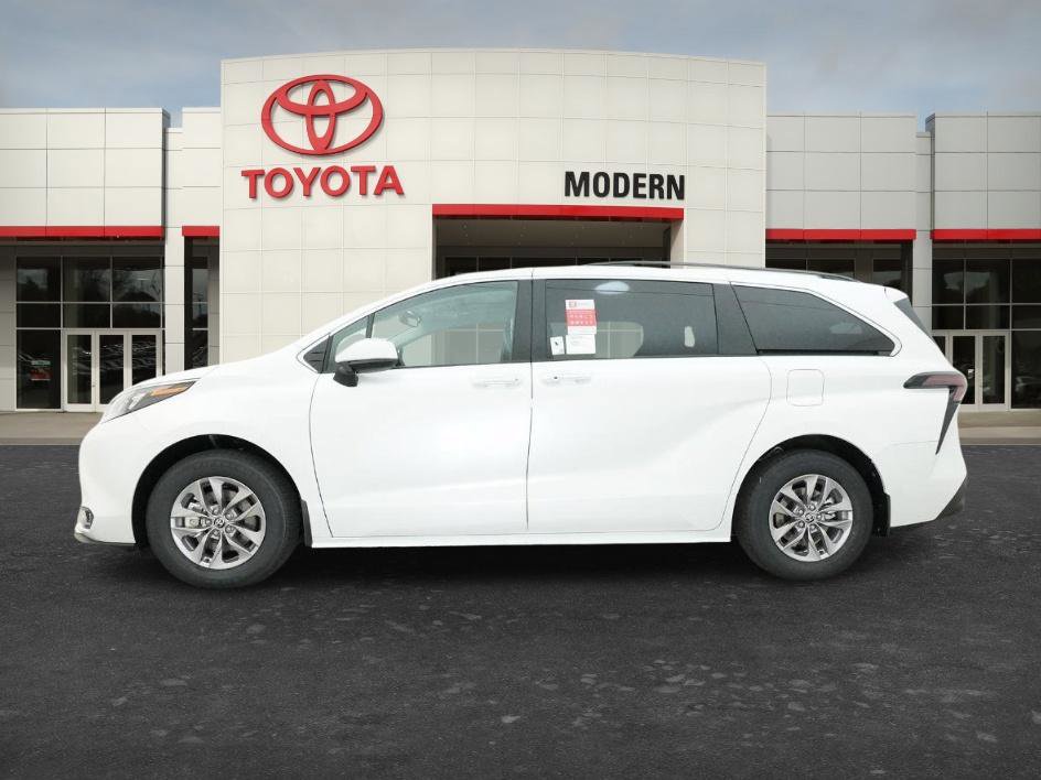 New 2026 Toyota Sienna XLE FWD image 7