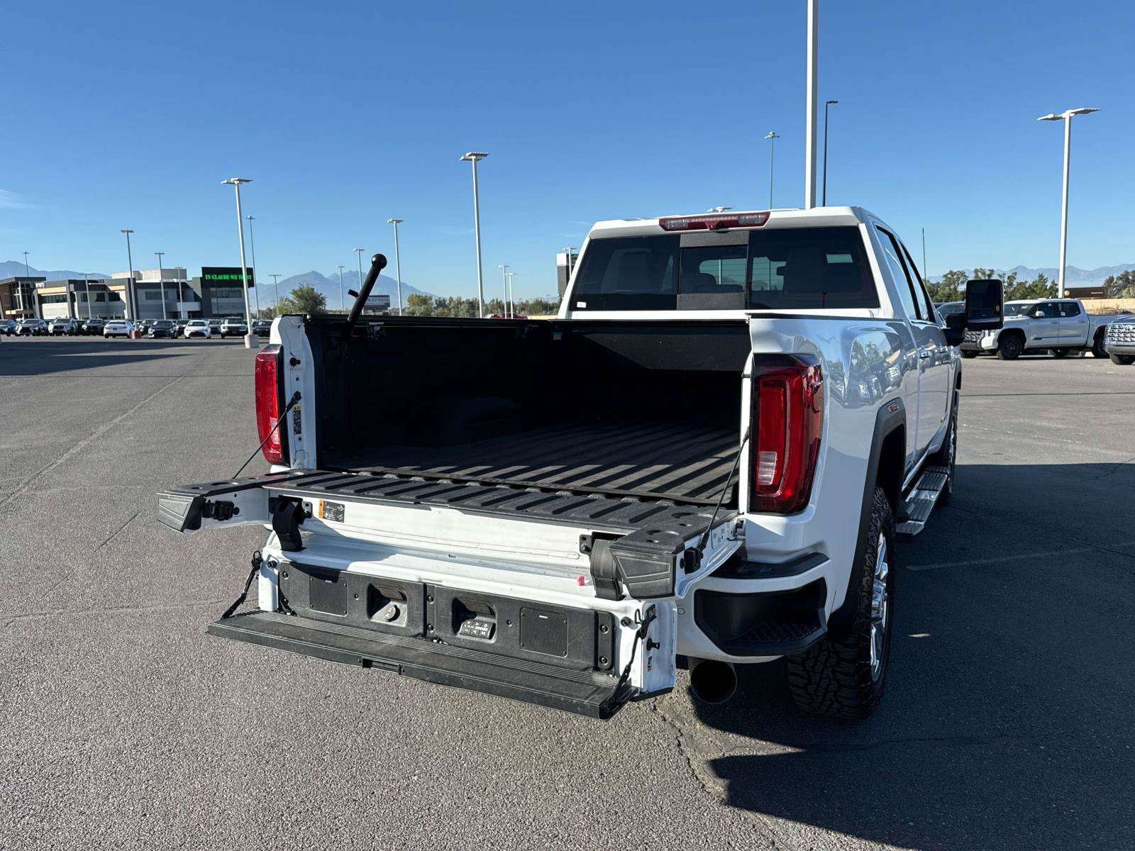 Used 2022 GMC Sierra 3500 Denali AWD/4WD image 16