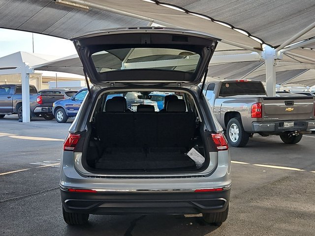 Used 2023 Volkswagen Tiguan SE w/ Panoramic Sunroof Package FWD image 7