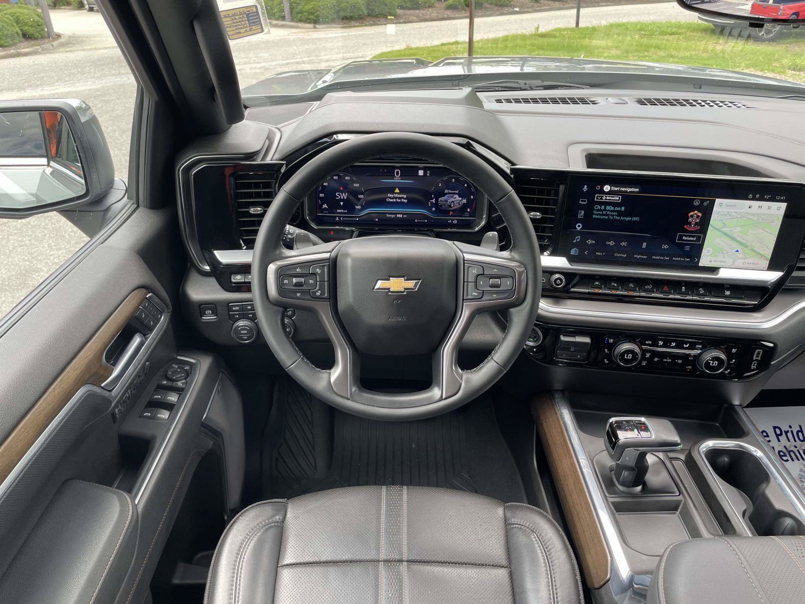 Used 2025 Chevrolet Silverado 1500 High Country w/ Technology Package AWD/4WD image 2