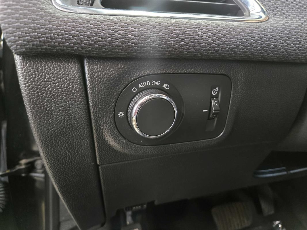 Used 2017 Chevrolet Cruze LS FWD image 12