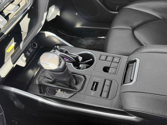 Used 2024 Toyota Highlander XLE image 16