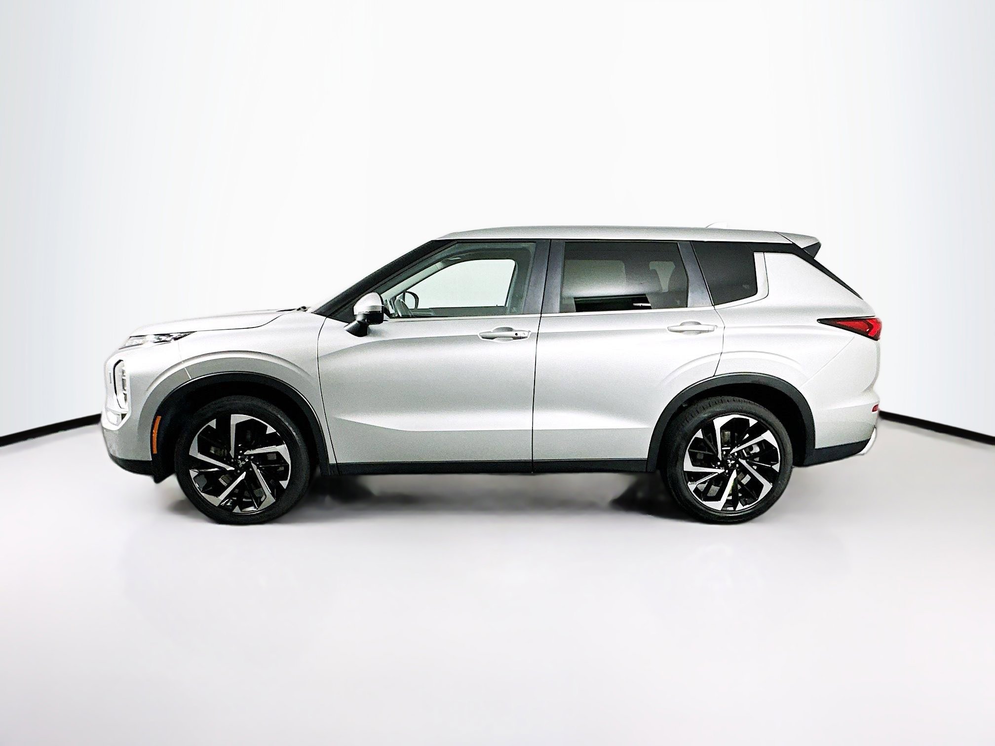 Used 2024 Mitsubishi Outlander SE image 4