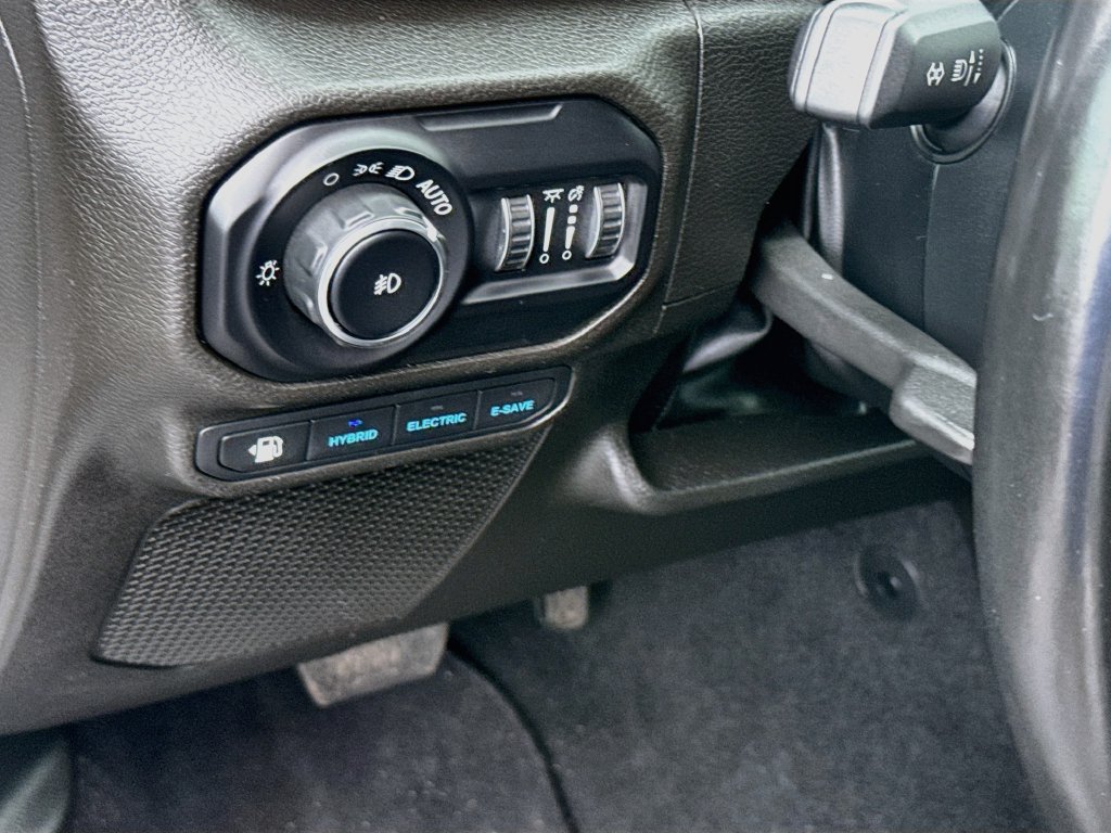 Used 2022 Jeep Wrangler Unlimited Sahara AWD/4WD image 11