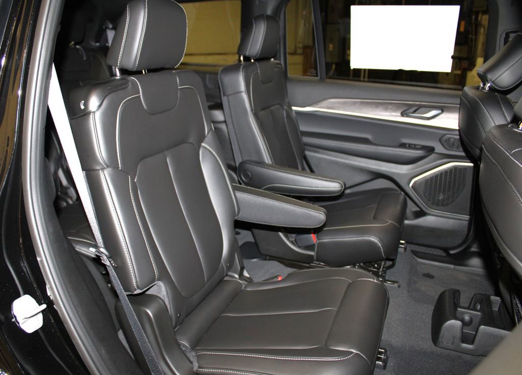 New 2025 Jeep Grand Cherokee L Limited w/ Black Appearance Package image 39