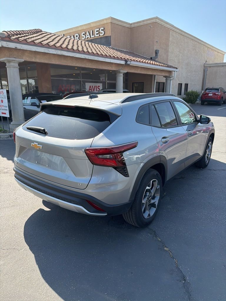 Used 2025 Chevrolet Trax LT w/ LT Convenience Package image 6